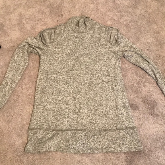 Cut out shoulder top! Perfect with leggings. - Picture 2 of 2